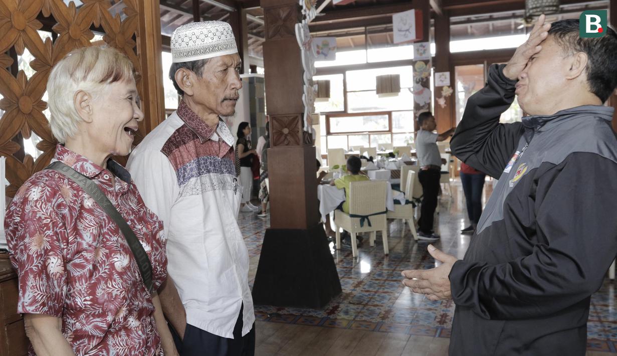 Legenda olahraga Indonesia, Tati Sumirah, Sutiyono dan Ellyas Pical, saling menyapa di Yogyakarta, Rabu (18/7/2018). Mereka kembali dipertemukan dalam rangkaian acara kirab obor Asian Games 2018. (Bola.com/M Iqbal Ichsan)