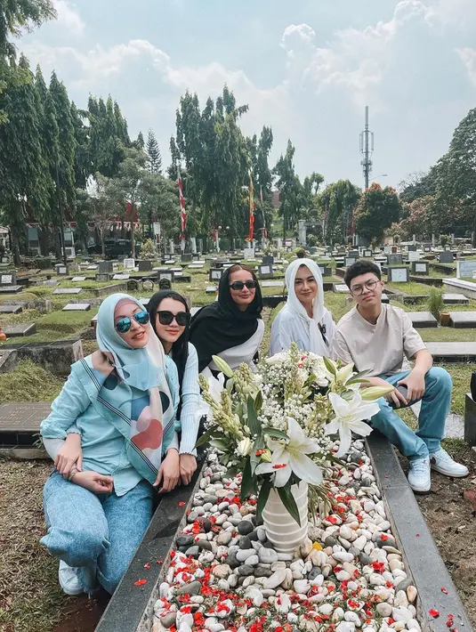 Sebelumnya, Angelina Sondakh dan Reza Artamevia bersama ketiga anaknya juga mencuri perhatian saat ziarah ke makam Adjie Massaid saat momen hari kelahiran mendiang. Momen yang terjadi pada Minggu (7/8/2022) lalu itu menjadi pertemuan perdana Angie dengan Reza setelah bebas dari penjara. (Liputan6.com/IG/@aaliyah.massaid