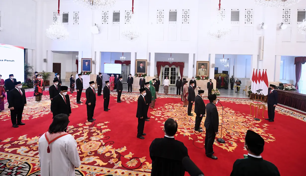 Presiden Joko Widodo (kanan) melantik 17 Duta Besar (dubes) Luar Biasa Berkuasa Penuh (LBBP) Republik Indonesia di Istana Negara Jakarta, Senin (25/10/2021). Salah satunya adalah Fadjroel Rachan yang menjadi Dubes LBBP RI untuk Republik Kazakhstan merangkap Republik Tajikistan. (Foto: Setpres/Lukas)