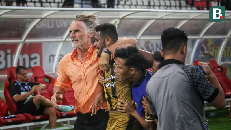 Momen Ricky Kambuaya sampai harus ditenangkan pelatih Dewa United Jan Olde Riekerink pada pertandingan melawan Bali United. Partai pekan kelima BRI Liga 1 2023/2024 ini berakhir dengan kemenangan 3-1 tim tuan rumah, Dewa United. (Alit Binawan/Bola.com)