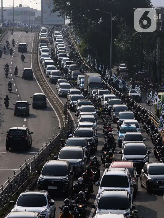 Para orangtua yang mayoritas menggunakan kendaraan roda empat terpantau masuk ke dalam sekolah itu untuk mengantar anaknya sekolah. (merdeka.com/imam buhori)