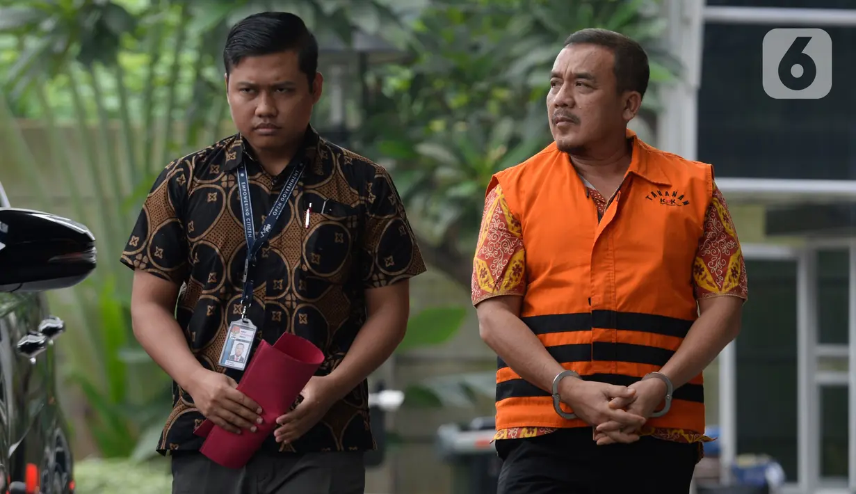 Tersangka mantan Kepala Dinas PUPR Kabupaten Indramayu, Omarsyah (kanan) tiba untuk menjalani pemeriksaan di gedung KPK, Jakarta, Selasa (28/1/2019). Omarsyah diperiksa terkait kasus dugaan pengaturan proyek di lingkungan Pemerintah Kabupaten Indramayu tahun anggaran 2019. (merdeka.com/Dwi Narwoko)