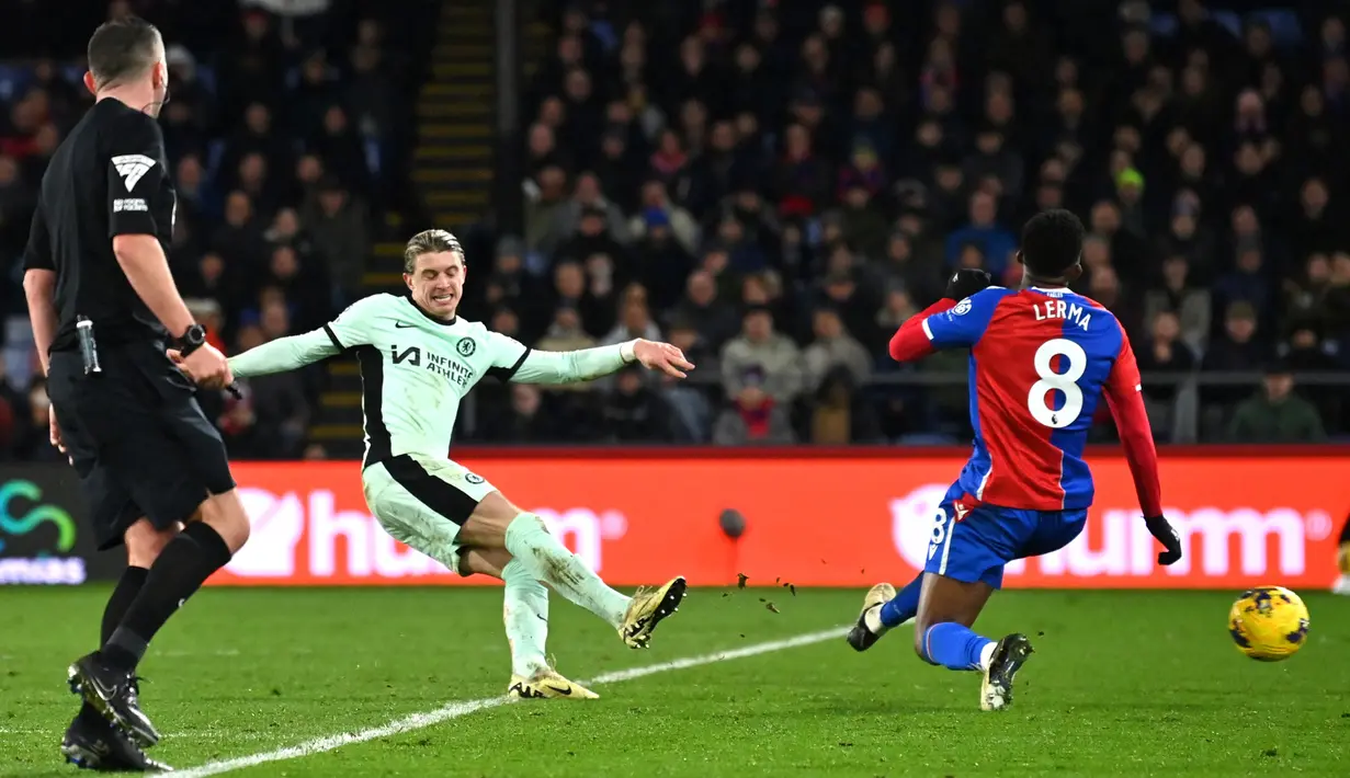 Pemain Chelsea, Conor Gallagher, melepaskan tendangan saat melawan Crystal Palace pada laga Liga Inggris di Stadion Selhurst Park, London, Selasa (13/2/2024). (AFP/Glyn Kirk)