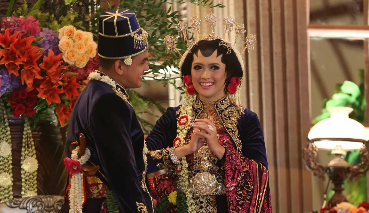 Tidak membutuhkan berlama-lama pasangan Ridwan Ghani dan Adhitya Putri. Kurang dari setahun pacaran, pasangan Ridwan langsung melamar pemeran dalam film Air Mata Surga itu sekitar tujuh bulan silam. (Nurwahyunan/Bintang.com)