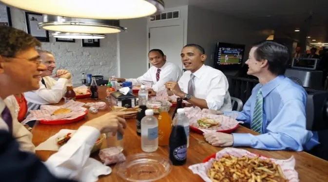 Barack Obama beserta stafnya makan burger di Good Stuff Eatery, Capitol Hill, Washington pada 3 Agustus 2011. (Foto: REUTERS/Jason Reed)