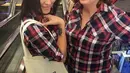 Ibu dan anak terlihat kompak ya. Sophia Latjuba dan ibu terlihat sama-sama mengenakan kemeja kotak-kotak nih. (Liputan6.com/IG/@sophia_latjuba88)