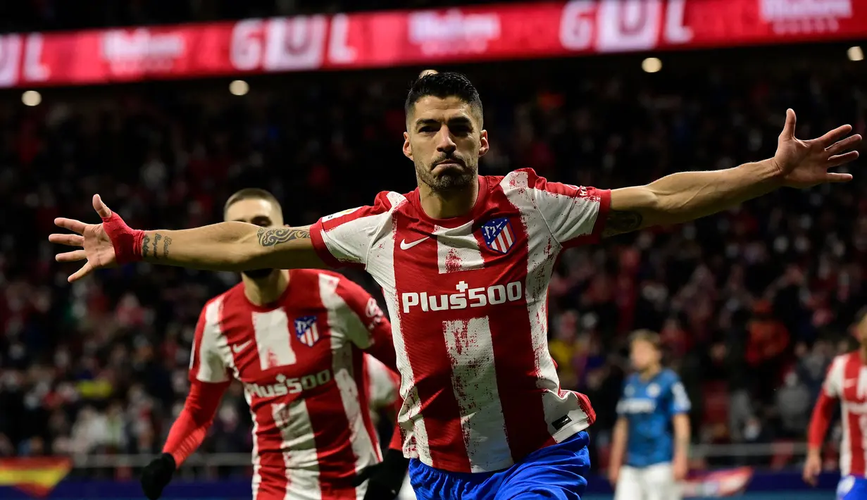 Hengkang dari Barcelona, Luis Suarez berlabuh ke sesama klub La Liga, Atletico Madrid. Selama dua musim membela Atletico Madrid mulai 2020/2021 hingga 2021/2022 ia sukses mencetak 34 gol dari total 83 laga di semua kompetisi. (AFP/Javier Soriano)