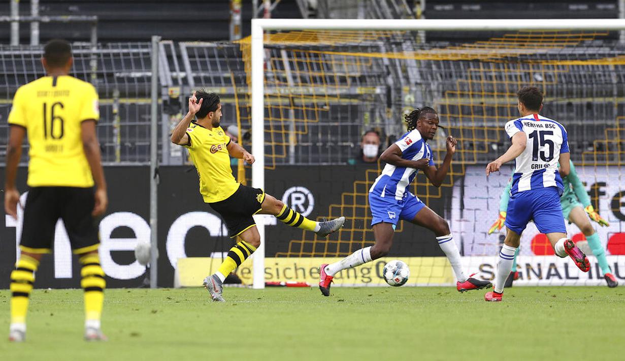 Pemain Borussia Dortmund, Emre Can, mencetak gol ke gawang Hertha Berlin pada laga Bundesliga di Stadion di Signal Iduna Park, Sabtu (6/6/2020). Borussia Dortmund menang 1-0 atas Hertha Berlin. (AP/Lars Baron)
