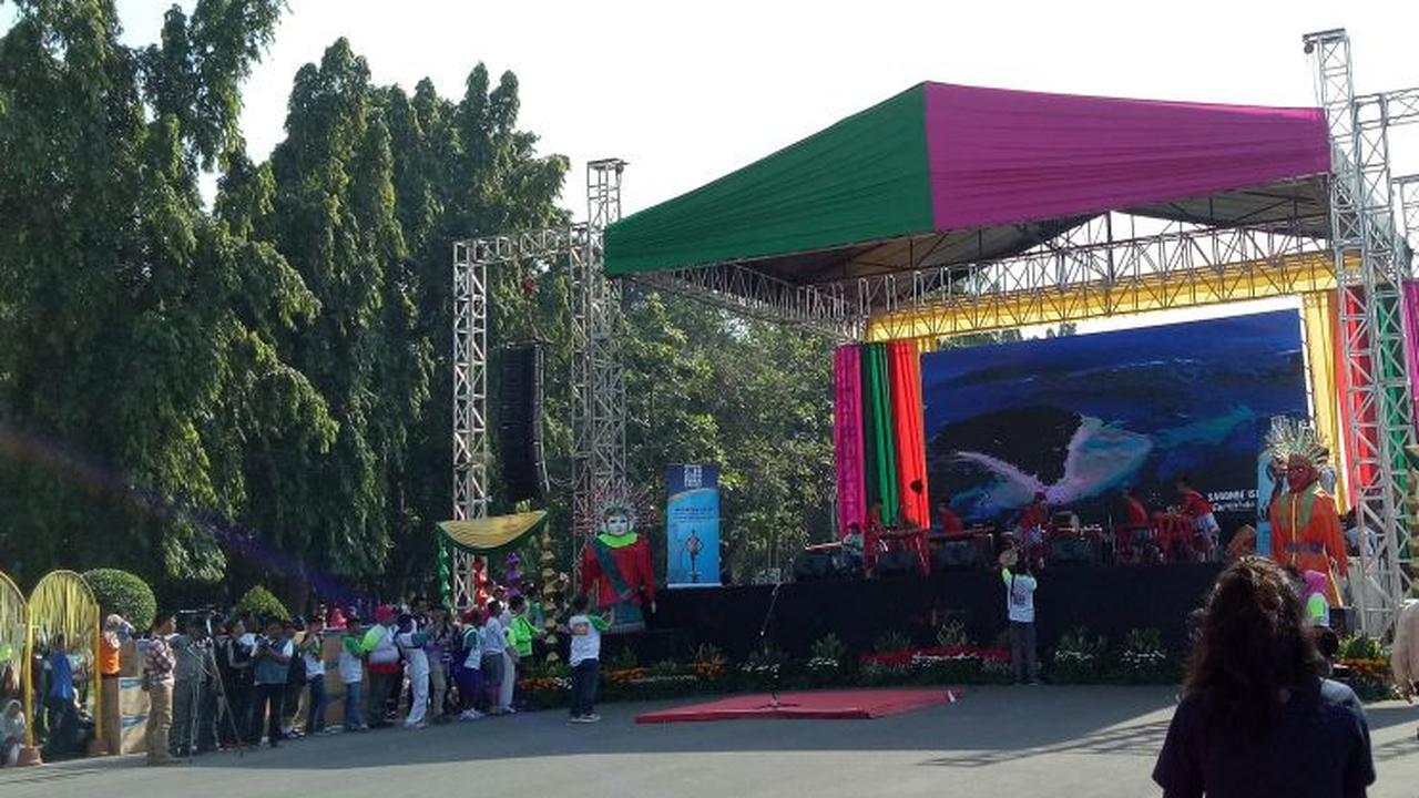 Pemprov DKI Jakarta dan Pemrov Gorontalo menyelenggarakan Jalan Sehat dan Festival Seni Budaya Gorontalo-Betawi di pintu Barat Daya Monument Nasional (MONAS) Jakarta Pusat, Minggu (8/7/2018). (Yayu Agustini Rahayu/Merdeka.com)