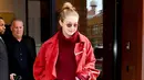 Sementara Gigi Hadid terlihat penuh senyuman saat meninggalkan apartemennya pada 15 Maret 2018 di New York. (BackGrid-USMagazine)