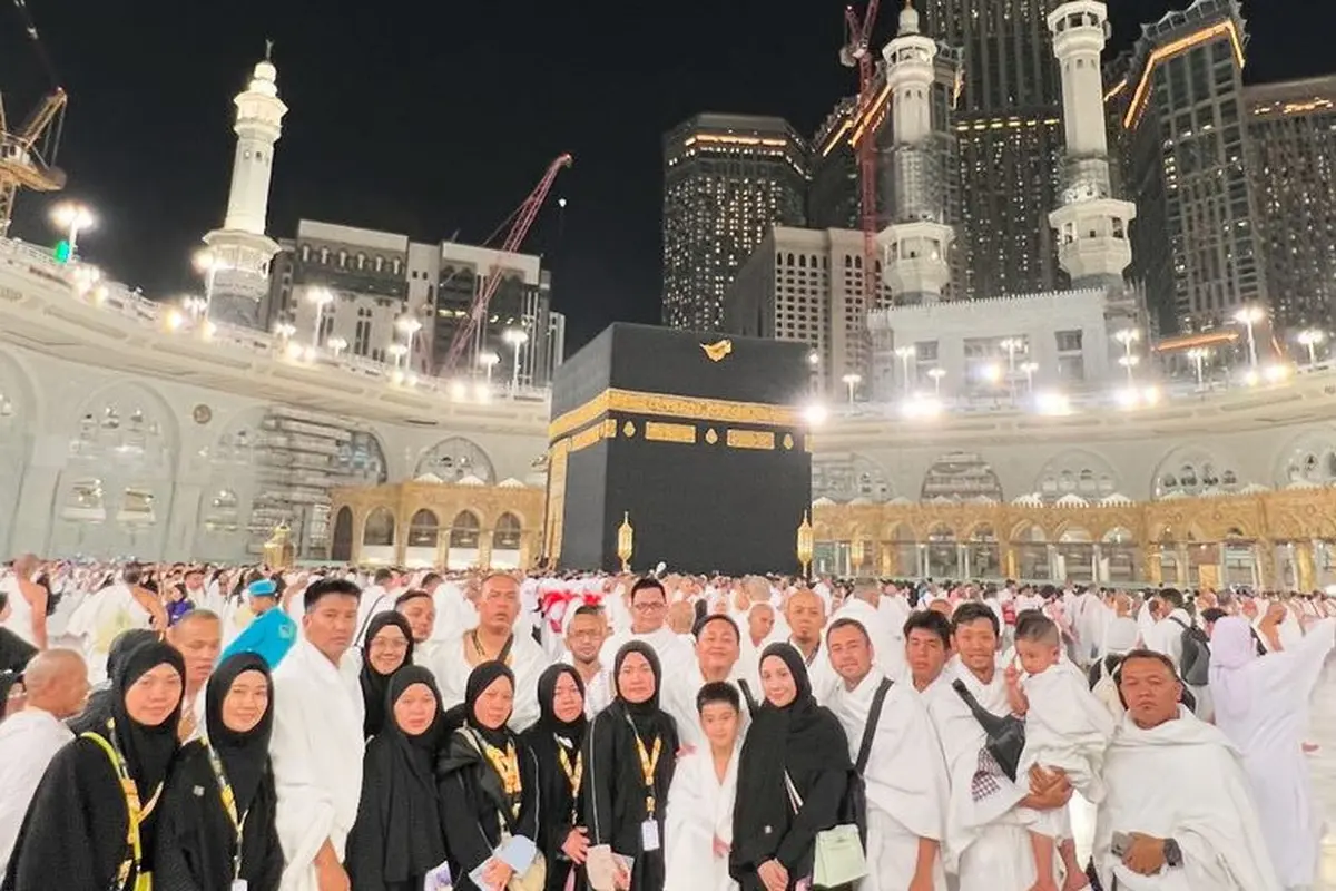 Tampilan Nagita Slavina Umrah Bersama Karyawan