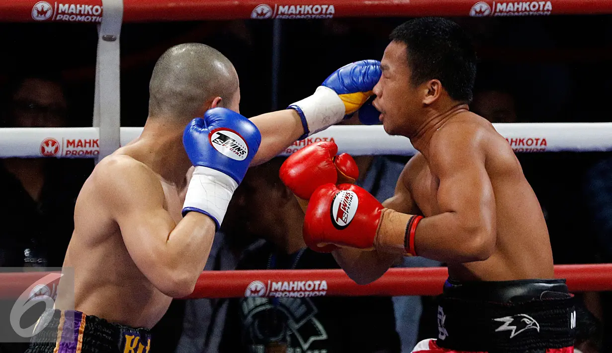 Yoshitaka Kato (kiri) berhasil memukul Daud Yordan pada pertandingan bertajuk Road to the World Champions, Jakarta, Jumat (5/2). Dalam Pertandingan WBO (The World Boxing Organization) ini di menangkan oleh Daud Yordan. (Liputan6.com/Johan Tallo)
