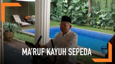 Calon wakil presiden Ma'ruf Amin menyempatkan diri berolahraga dengan sepeda statis di kediamannya, di Jalan Situbondo, Menteng, Jakarta, jelang pencoblosan hari ini.