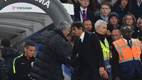 Manajer Manchester United Jose Mourinho (kiri) berbicara dengan manajer Chelsea Antonio Conte setelah laga kedua tim di Stamford Bridge, London, 23 Oktober 2016. (AFP/Ben Stansall)