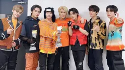 Penampilan NCT Dream sendiri selalu berhasil mencuri perhatian netizen. Melalui media sosial resmi, para member juga kerap membagikan momen saat berada di belakang panggung. (Liputan6.com/IG/@nct_dream)