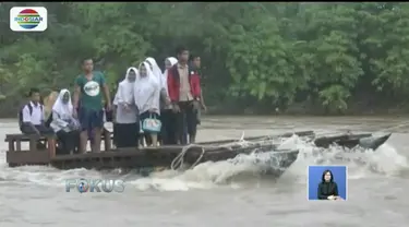 Ratusan pelajar Pasaman Barat, Sumatera Barat, harus naiki perahu rakit untuk berangkat sekolah lantaran jembatan penghubung desa rusak akibat banjir bandang.