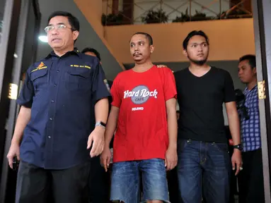 Tersangka penyelundupan sabu seharga Rp 8 miliar diperlihatkan polisi, Jakarta, Kamis (12/11/2015). Polisi hampir dikelabui karena tersangka menyembunyikan sabu di bagian mobil yang sulit dijangkau.  (Liputan6.com/Gempur M Surya)