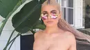 Melansir Hollywoodlife.com, dalam video di laman webnya Kylie pun menampik rumor tersebut. Ia mengatakan semua anggota tubuhnya asli dan tidak ada yang diubah apalagi melakukan operasi plastik. (Instagram/kyliejenner)
