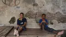 Dua orang pria yang dipasung di yayasan Bina Lestari Mandiri, Brebes, Jawa Tengah (16/3). Mereka terpaksa dipasung karena menderita penyakit mental. (Adek BERRY / AFP )