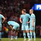 Para pemain Belanda tampak kecewa usai dikalahkan Portugal pada laga final UEFA Nations League di Stadion Dragao, Porto, Minggu (9/6). Portugal menang 1-0 atas Belanda. (AFP/Patricia De Melo)