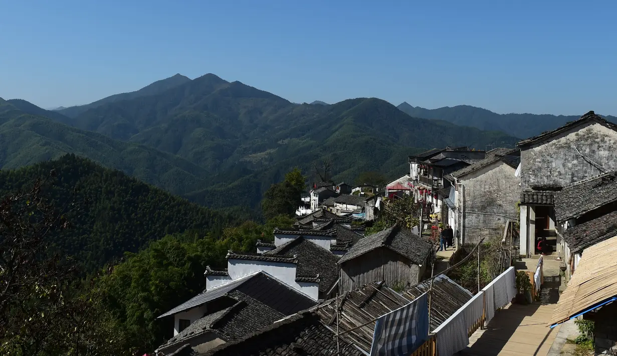 Foto dari udara yang diabadikan pada 4 November 2020 ini menunjukkan pemandangan Desa Mulihong di wilayah Xiuning, Provinsi Anhui, China timur. Desa Mulihong dibangun lebih dari 400 tahun yang lalu pada akhir Dinasti Ming. (Xinhua/Huang Bohan)