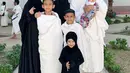 Khalisa juga tampil dengan dress lengan panjang warna hitam yang serasi dengan kerudung dan sandalnya. [@kartikaputriworld]