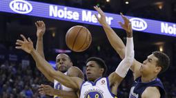 Pebasket Golden State Warriors, Andre Iguodala, berebut bola dengan pebasket Dallas Maverick, Dwight Powell, pada laga NBA di Oracle Arena, Oakland, Kamis (14/12/2017). Warriors menang 112-97 atas Mavericks. (AP/Marcio Sanchez)