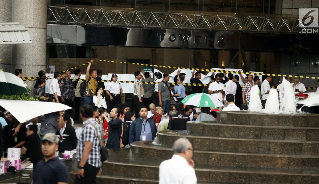 Petugas memberi garis pembatas usai balkon BEI ambruk, Jakarta, Senin (15/1). Puluhan korban dievakuasi ke rumah sakit terdekat, yaitu RS Siloam dan RS Mintoharjo. (Liputan6.com/Arya Manggala)