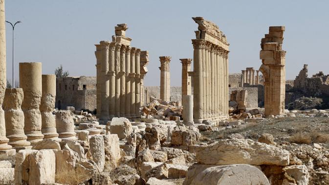 Kondisi Arch of Triumph yang rusak di kota kuno Palmyra, Provinsi Homs, Suriah, 7 Februari 2021. Selain Palmyra dan Aleppo, kota kuno Damaskus dan Bosra juga mengalami kerusakan. (LOUAI BESHARA/AFP)