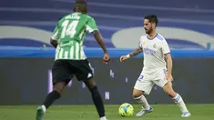 Gelandang Real Madrid, Isco mengontrol bola dari kawalan gelandang Real Betis, William Carvalho pada pertandingan laga terakhir La Liga Spanyol di stadion Santiago Bernabeu di Madrid, Spanyol, Sabtu (21/5/2022). Real Madrid menutup laga La Liga Spanyol musim ini dengan hasil imbang 0-0 melawan Real Betis. (AP Photo/Jose Breton)