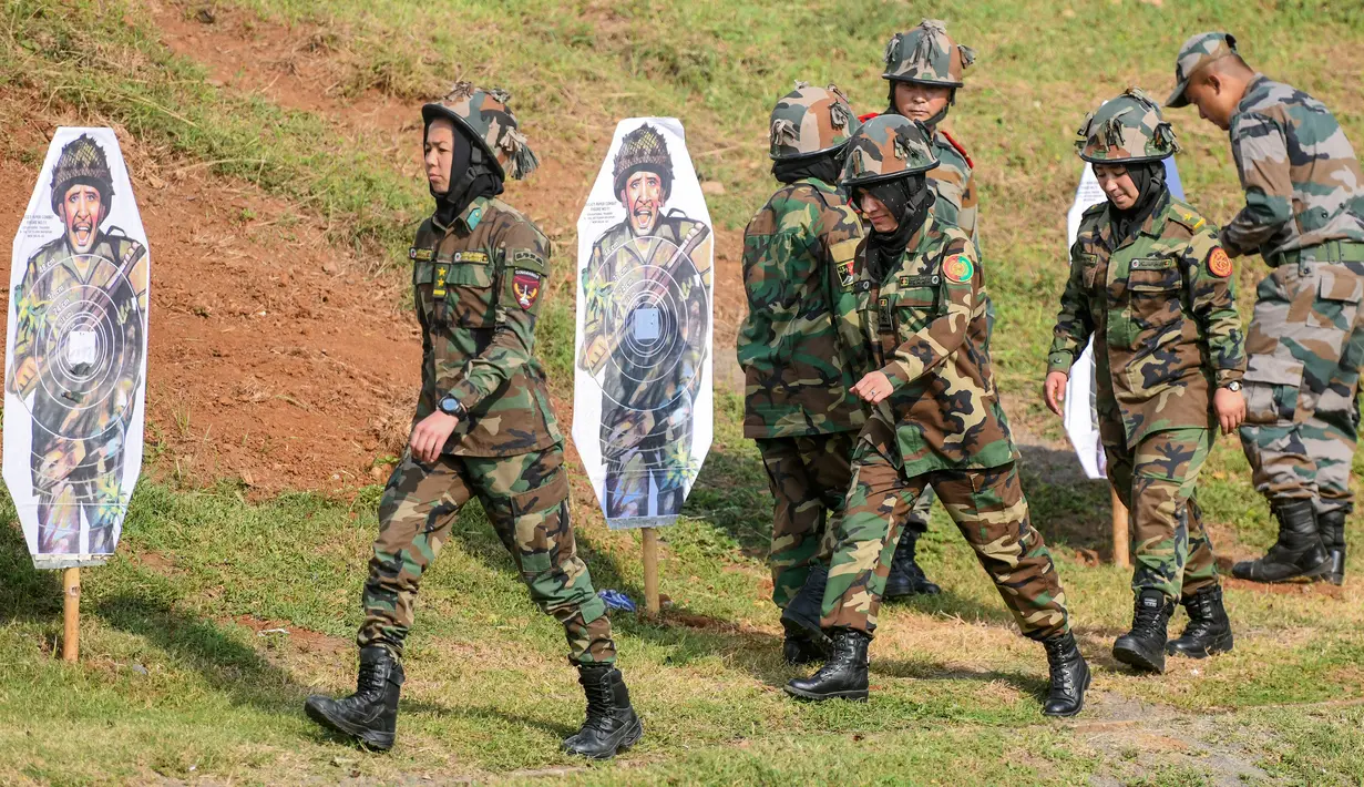 Para kadet perempuan Afghanistan ikut serta dalam latihan menembak selama program pelatihan di Chennai, Rabu (19/12). Sembilan belas kadet tentara Afghanistan perempuan mengambil bagian dalam program pelatihan militer India. (ARUN SANKAR / AFP)