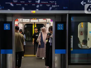 Warga saat menaiki Mass Rapid Transit (MRT) di Stasiun, Bundaran Hotel Indonesia, Jakarta, Jumat (27/12/2024). (Liputan6.com/Angga Yuniar)