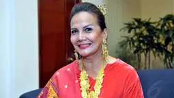 Artis yang pernah bermain film bersama Julia Roberts ini juga memadukan pakaiannya dengan perhiasan bernuansa emas. (Liputan6.com/Panji Diksana)