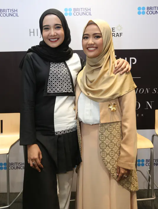 Kakak dari Shireen Sungkar ini terus mengembangkan inovasi dalam menciptakan rancangan busana muslimah. Tema hitam putih tenun kain songket dipilih Zaskia untuk baju yang bakal ditampilkan dalam event bergengsi tersebut. (Nurwahyunan/Bintang.com)
