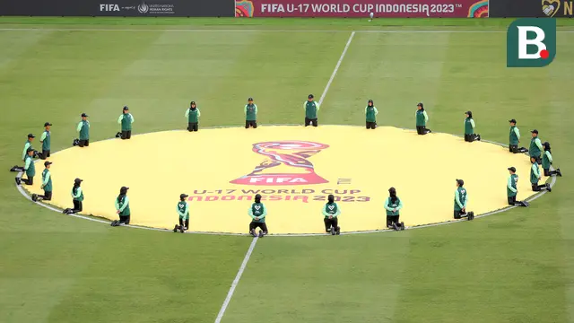 Foto: Aksi Kompak Para Petugas Bendera di Piala Dunia U-17 2023, Bikin Pembuka Laga Lebih Berwarna