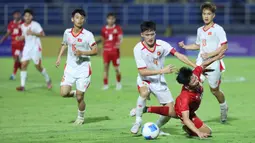 Melihat hasil pertandingan, Timnas Indonesia U-17 minim peluang di sepanjang laga. Tampak dalam foto, pemain Timnas Indonesia, Keanu Senjaya (kanan) terjatuh saat berbut bola dengan Dang Khoa Nguyen Huynh (kedua kanan - Vietnam) pada laga Grup A Piala AFF U-17 2026 di Stadion Gelora Delta, Sidoarjo, Jawa Timur, Minggu (19/4/2026) malam WIB. (Bola.com/M Iqbal Ichsan)
