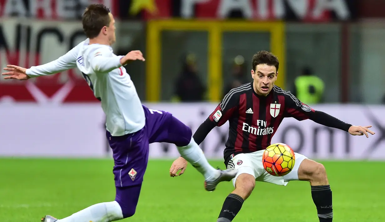 Gelandang Fiorentina, Josip Ilicic (kiri) burusaha merebut bola dari kawalan gelandang AC Milan, Giacomo Bonaventura pada lanjutan Serie A Liga Italia di Stadion San Siro (17/1). AC Milan menang atas Fiorentina dengan skor 2-0. (AFP/GIUSEPPE CACACE)