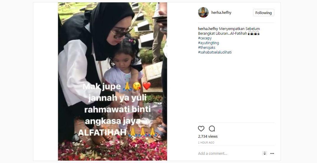 Ayu Ting Ting sambangi makam Julia Perez.