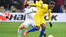 Aksi Hodson-Odoi melewati Nicholas Shaparenko pada leg kedua, babak 16 besar Liga Europa yang berlangsung di Stadion Stamford Bridge, London, Jumat (15/3). Chelsea menang 5-0 atas Dynamo Kiev. (AFP/Sergei Supinski)