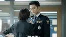 <p>Namun, kehidupan detektifnya menghadapi titik balik besar ketika dia bertemu Jin Yi Soo (Ahn Bo Hyun), yang tiba-tiba menjadi rekan investigasinya. (Foto: SBS)</p>