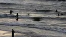 Warga Iran berenang saat sore hari di pantai di kota Laut Kaspia, Izadshahr, di provinsi Mazandaran utara (8/7/2019). Nama “Kaspia” awalnya digunakan untuk menyebut suku pedalaman yang tinggal di wilayah sebelah barat Laut Kaspia yang bernama Transkaukasia. (AFP Photo/Atta Kenare)
