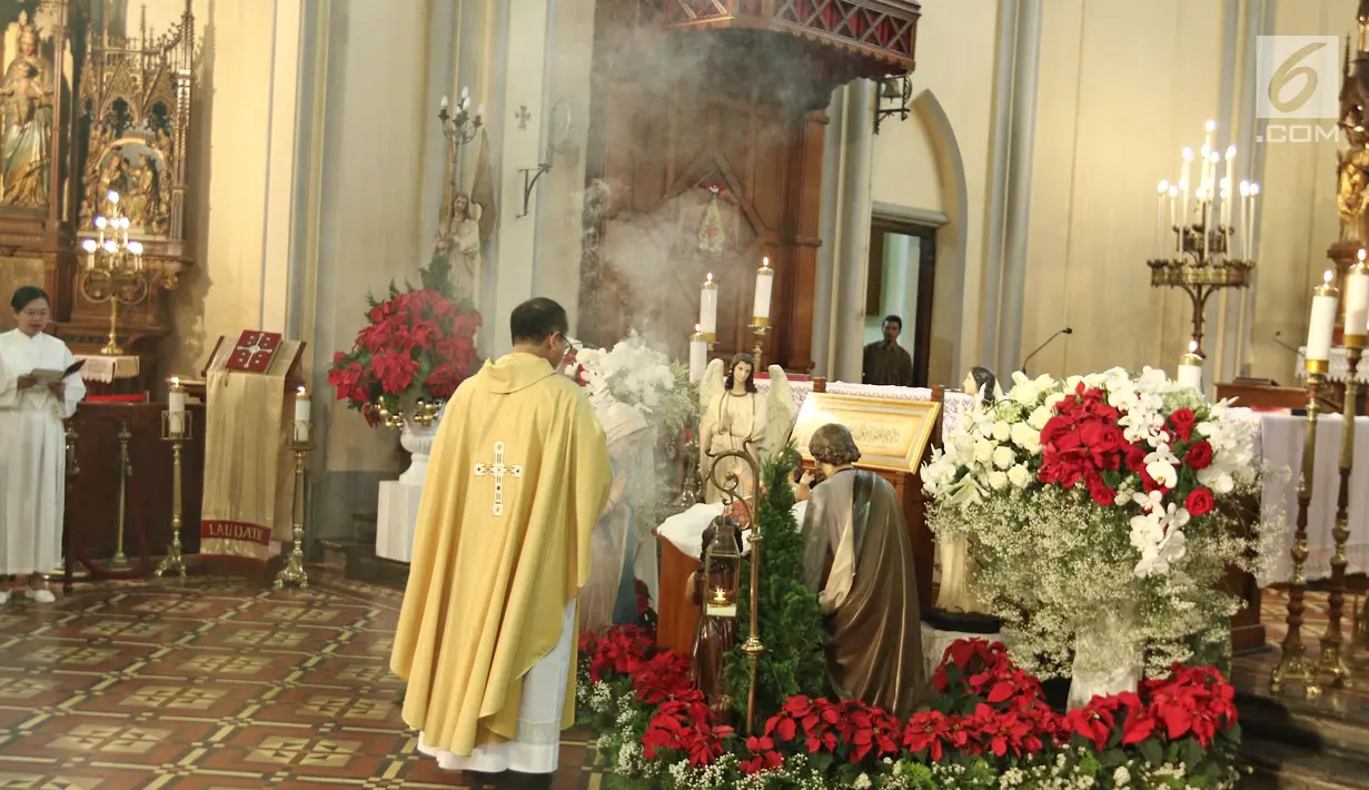 Uskup Agung melakukan prosesi saat Misa Natal di Gereja Katedral, Jakarta, Minggu (24/12). Keuskupan Agung Jakarta mengambil tema Nusantara atau tema khususnya "Damai Kristus dalam Nuansa Nusantara". (Liputan6.com/Herman Zakharia)