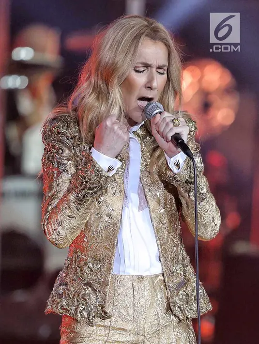 Penyanyi Celine Dion menghibur penonton saat konser tunggal di Sentul, Bogor, Sabtu (7/7). Penyanyi kelahiran Kanada ini membuka konser dengan lagu "The Power of Love". (Liputan6.com/Faizal Fanani)