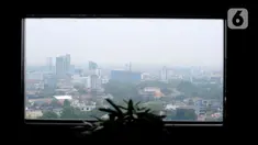 Pemandangan gedung bertingkat dan permukiman warga yang berselimut kabut polusi di kawasan Jalan MH. Thamrin, Jakarta, Minggu (1/10/2023). Hari ini, Kota Jakarta kembali diselimuti kabut polusi dan menduduki nomor dua kota berpolusi terburuk sedunia setelah Kota Lahore, Pakistan. (merdeka.com/Arie Basuki)