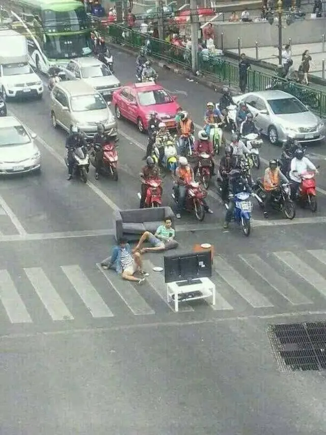 6 Tingkah Orang Indonesia di Zebra Cross Ini Nyeleneh, Jadi Pusat Perhatian