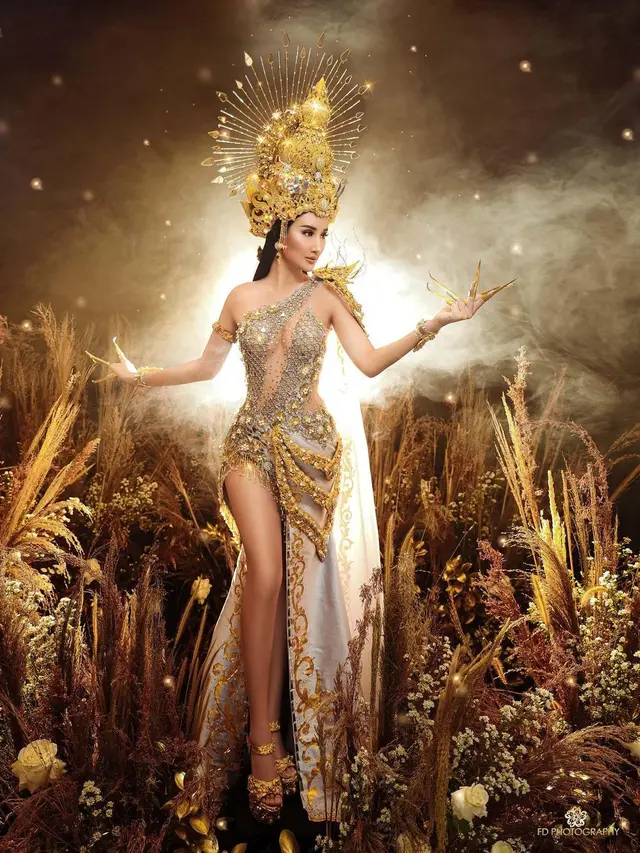 6 Potret Menawan Bella Aprilia Kenakan Kostum Nasional untuk Miss Intercontinental 2020