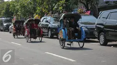 Sejumlah Tamu undangan menaiki becak menghadiri resepsi pernikahan Selvi Ananda dan Gibran di Gedung Graha Saba Buana, Solo, Jawa Tengah, Kamis (11/6/2015). Sebanyak 200 becak disediakan untuk mengantar tamu undangan. (Liputan6.com/Faizal Fanani)
