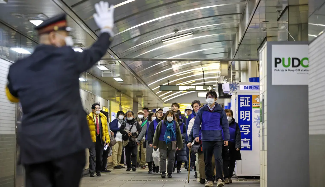 J-Alert merupakan sistem peringatan dini yang dikirim oleh pemerintah Jepang ke penduduk setempat untuk segera melakukan evakuasi. (Takashi Aoyama/POOL/AFP)