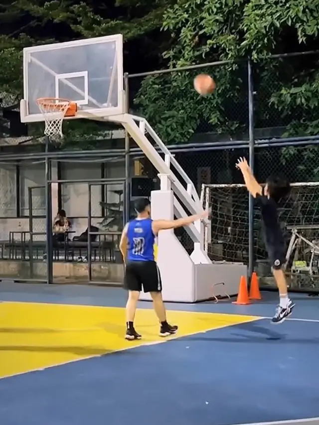 Tiko Aryawardhana dan Noah Sinclair main basket (Instagram/kiaisaura6)