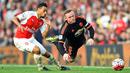 Pemain Manchester United Wayne Rooney berebut bola dengan pemain Arsenal Alexis Sanchez  pada Laga lanjutan Liga Premier Inggris di Emirates Stadium. Minggu (04/10/2015). Arsenal menang 3-0 atas MU.(Reuters / Dylan Martinez)